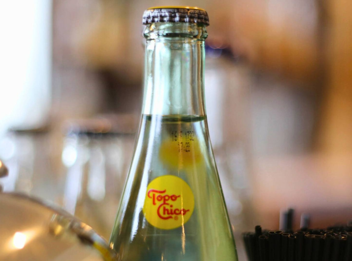 Retiran ciertas botellas de Topo Chico en Texas debido a posible contaminación con Pseudomonas